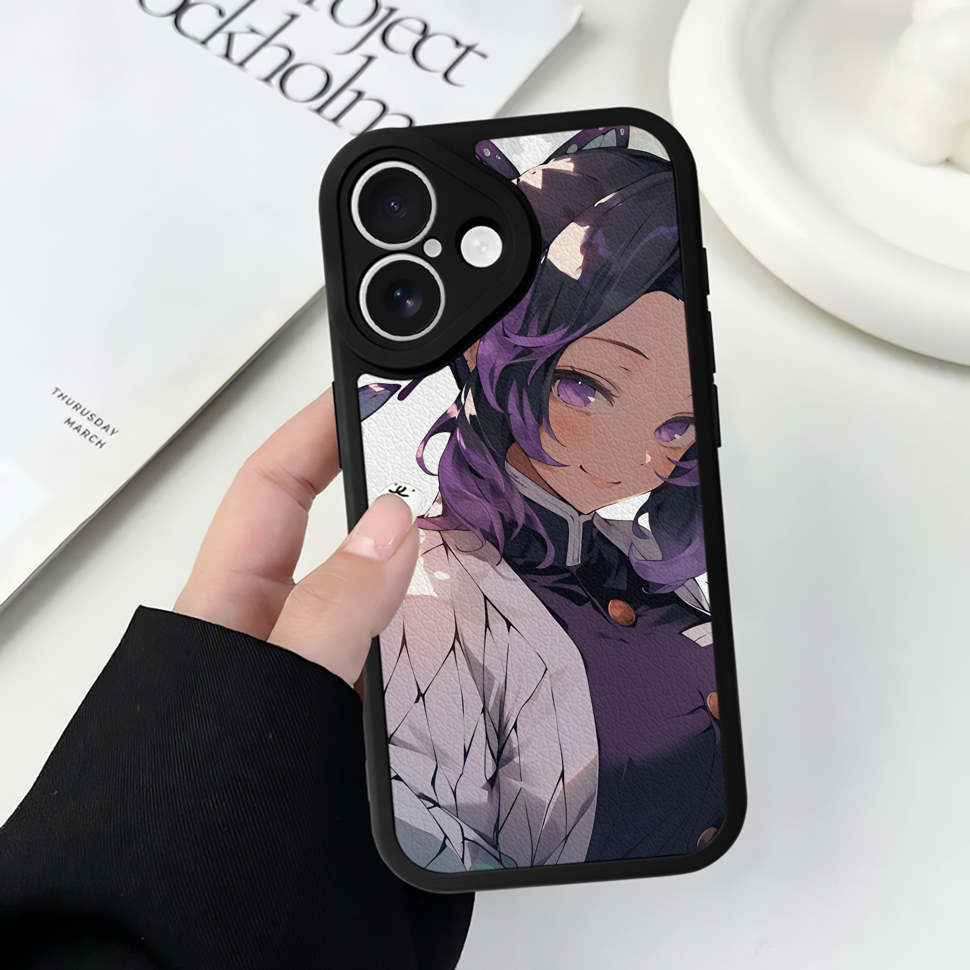 （画像用） 鬼滅の刃（きめつのやいば）蟲柱-胡蝶 しのぶ／こちょう しのぶ Kochou Shinobu 【iPhone 16シリーズ対応】シリコンスマホケース（レザー調） 材質：シリコン
